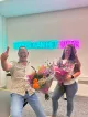 de jubilarissen met hun bos bloemen