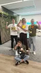 de winnaars van de WK poule tonen hun prijzen